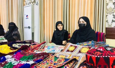 په کابل ښار کې یو شمېر متشبثو ښځو د خپلو لاسي توکو لپاره د بازار موندنې په موخه نندارتون جوړ کړی.