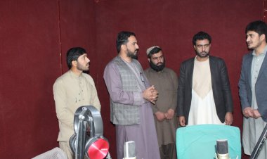 د افغان خبریالانو خوندیتوب کمیټي مشر او ورسره مل پلاوي د سکون رسنیز ګروپ له روانو فعالیتونه څخه لیدنه وکړل.