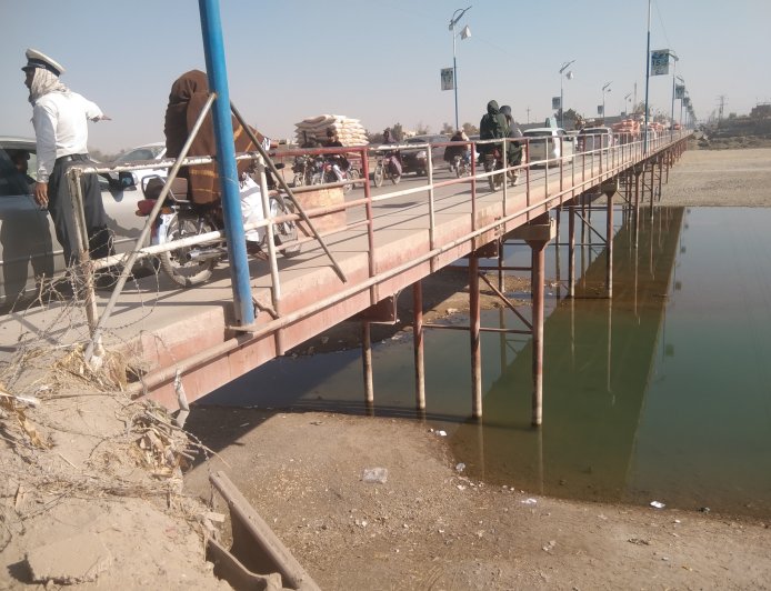 د هلمند مرکز لښکرګاه ښار سیند باندي جوړسوي پل سره خلک په ستونزو کې دي .